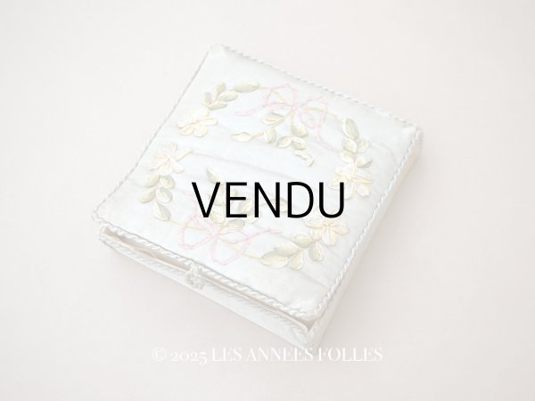 画像1: アンティーク リボン刺繍 パウダーブルーのシルクボックス  (1)