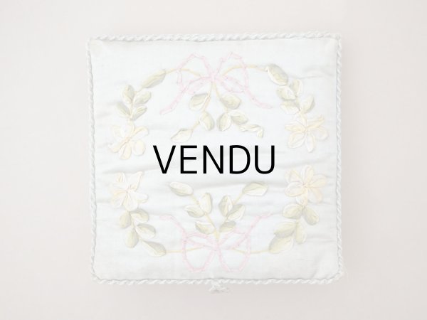 画像3: アンティーク リボン刺繍 パウダーブルーのシルクボックス  (3)