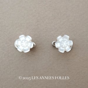 画像: アンティーク 花型 襟用ボタン マザーオブパール