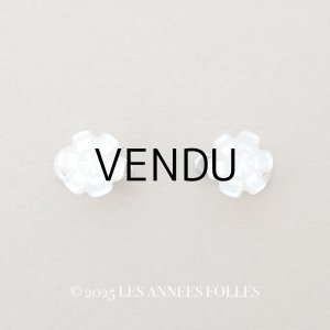 画像: アンティーク 花型 襟用ボタン マザーオブパール