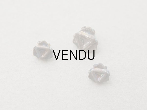 画像4: 19世紀末 アンティーク グラスストーン 乳白色＆ブルー 3ピースのセット ラインストーン (4)