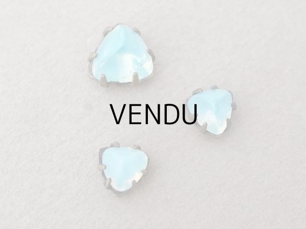 画像2: 19世紀末 アンティーク グラスストーン 乳白色＆ブルー 3ピースのセット ラインストーン (2)