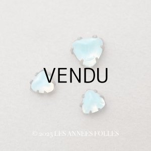 画像: 19世紀末 アンティーク グラスストーン 乳白色＆ブルー 3ピースのセット ラインストーン