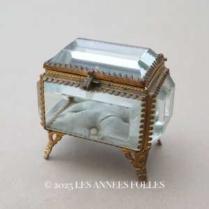 画像: アンティーク ジュエリーボックス グレイッシュブルーのシルククッション 