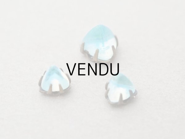 画像3: 19世紀末 アンティーク グラスストーン 乳白色＆ブルー 3ピースのセット ラインストーン (3)