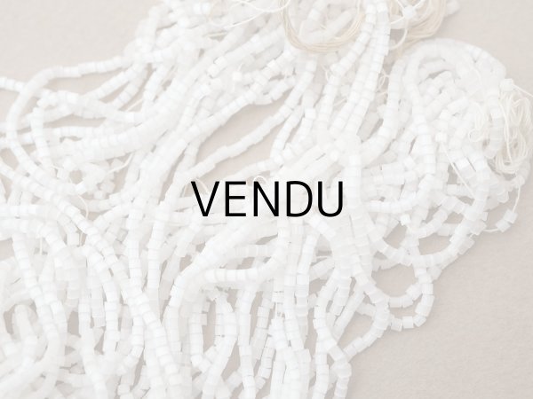 画像2: アンティーク ガラス製 サティネビーズ オフホワイト 42g 1cm=7粒 (2)