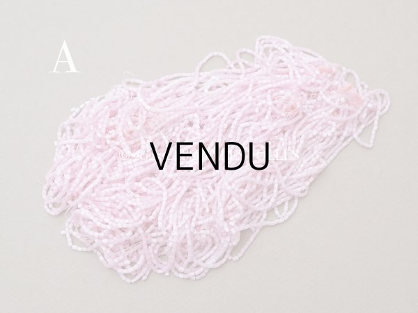 画像2: アンティーク ガラス製 サティネビーズ ベビーピンク 78g 1cm=4.5粒 (2)