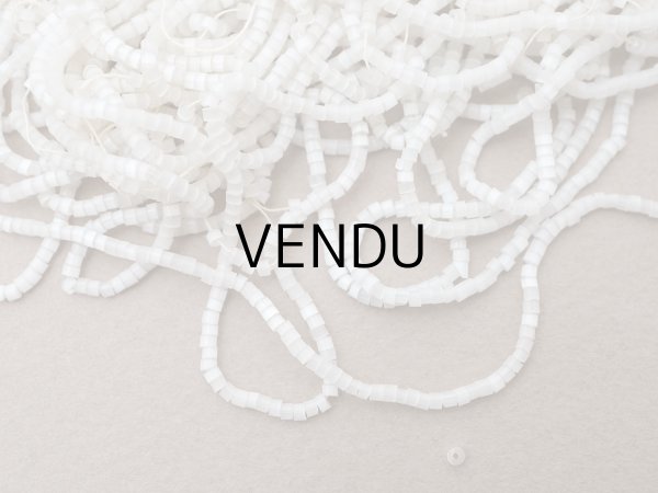 画像2: アンティーク ガラス製 サティネビーズ オフホワイト 21g 1cm=9粒 (2)