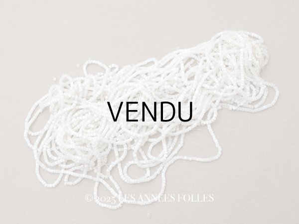 画像1: アンティーク ガラス製 サティネビーズ オフホワイト 21g 1cm=9粒 (1)