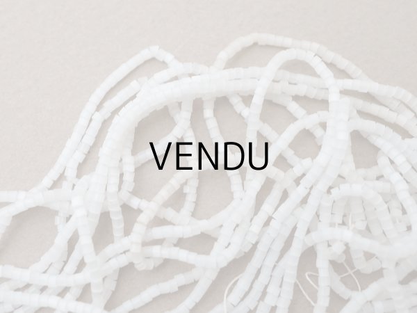 画像4: アンティーク ガラス製 サティネビーズ オフホワイト 11g 1cm=7.5粒 (4)