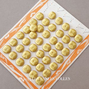 画像: *蚤の市* アンティーク シルク製 くるみボタン 12mm 42ピースのセット マスタード色