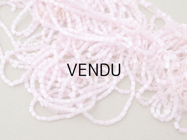 画像2: アンティーク ガラス製 サティネビーズ ベビーピンク 96g 1cm=4.25粒 (2)