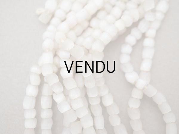 画像2: アンティーク ガラス製 サティネビーズ カット入り オフホワイト 1cm=3粒 (2)