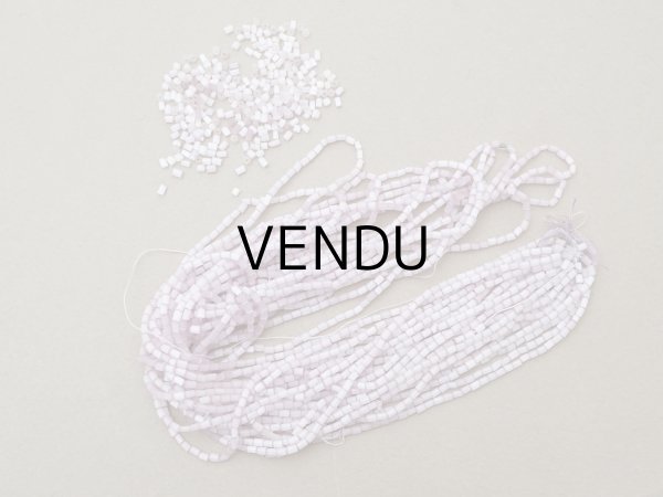 画像2: アンティーク ガラス製 サティネビーズ 淡いライラックパープル 27g 1cm=4粒 (2)