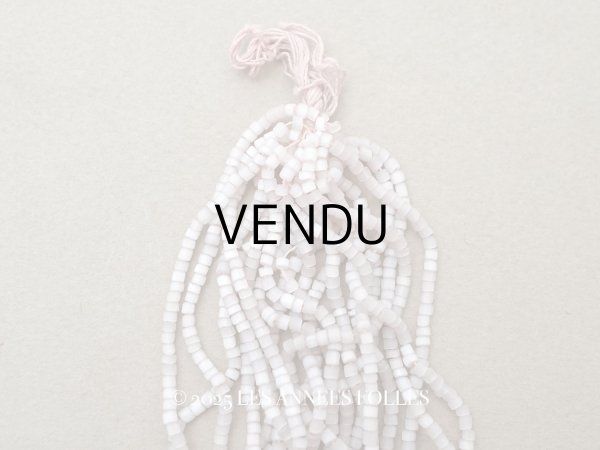 画像1: アンティーク ガラス製 サティネビーズ パウダーパープル 26g 1cm=6.5粒 (1)