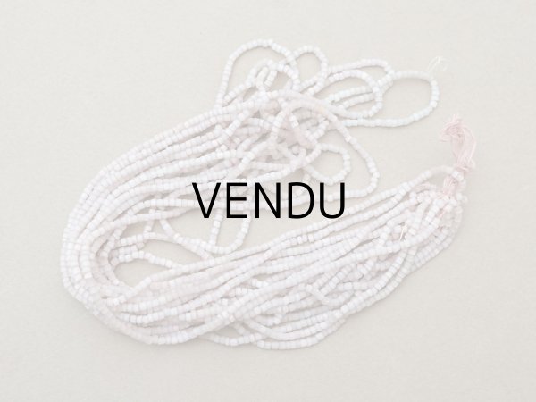 画像2: アンティーク ガラス製 サティネビーズ パウダーパープル 26g 1cm=6.5粒 (2)