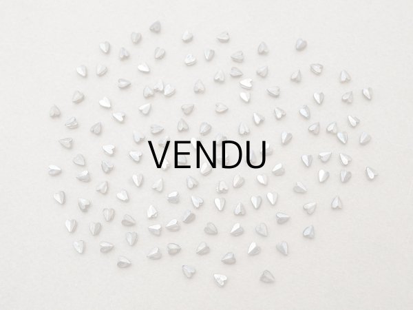 画像3: アンティーク 極小 ハート型 ガラスビーズ シルバー色 4.5×3.75mm 123ピース (3)