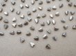 画像2: アンティーク 極小 ハート型 ガラスビーズ シルバー色 4.5×3.75mm 123ピース (2)
