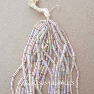 画像: アンティーク ガラスビーズ オーロラ加工 ベージュ&オーロラ 2×6.5mm 43g