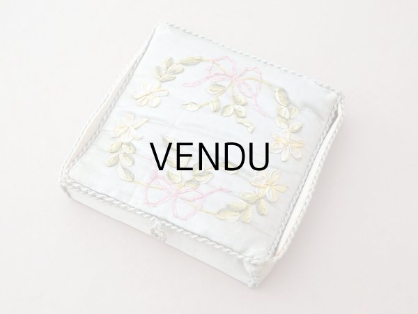 画像2: アンティーク リボン刺繍 パウダーブルーのシルクボックス  (2)