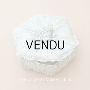 画像: 【クリスマスセール2025対象外】19世紀末 アンティーク パニエ付きボックス パウダーブルーのオーガンジー＆シルクサテン