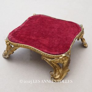 画像: 【クリスマスセール2025対象外】アンティーク ベルベットの台座 ボルドー 