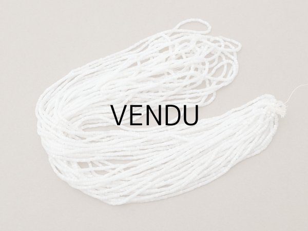 画像2: アンティーク ガラス製 サティネビーズ オフホワイト 1cm=9粒 27〜28g (2)