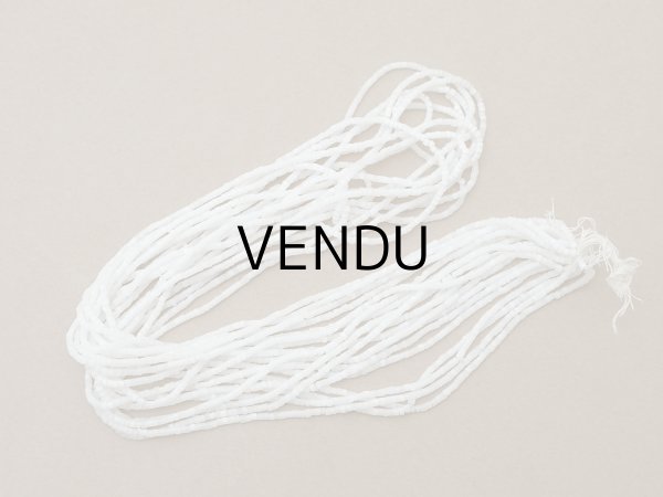 画像2: アンティーク ガラス製 サティネビーズ ホワイト 1cm=8粒 17〜19g (2)