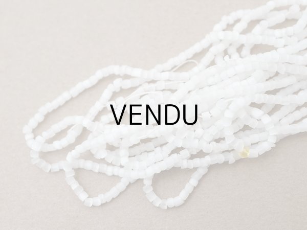 画像2: アンティーク ガラス製 サティネビーズ ホワイト 42g 1cm=7粒  (2)