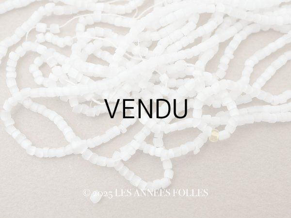 画像1: アンティーク ガラス製 サティネビーズ ホワイト 42g 1cm=7粒  (1)