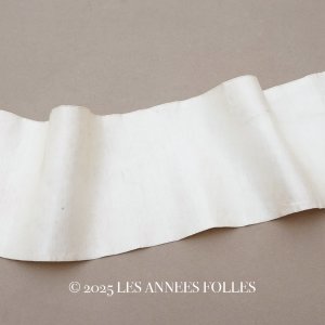 画像: 18世紀 アンティーク シルクサテンのファブリック オフホワイト 205cm