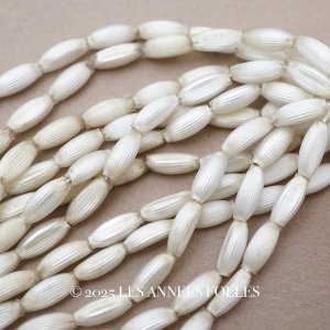 画像:  アンティーク スフレビーズ マーキス型 ライン入り ホワイトシルバー  4×9mm  約390ピース 吹きガラス製 ビーズ