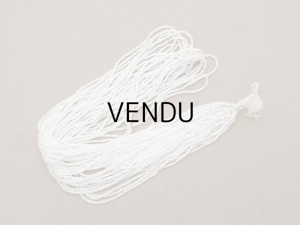 画像2: アンティーク ガラス製 サティネビーズ オフホワイト 1cm=9粒 21〜29g (2)