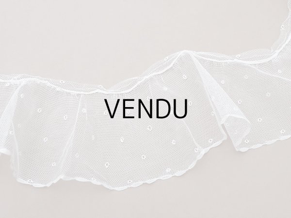 画像2: アンティーク 幅広 フリルレース 2.45m オフホワイト ドット刺繍入り チュールレース  幅11.5cm  (2)