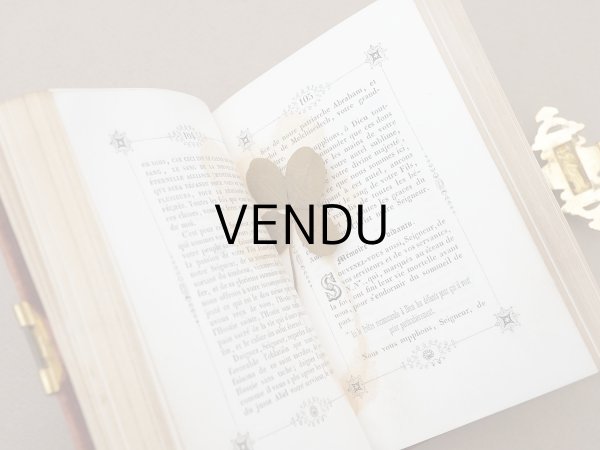 画像14:  アンティーク ミサ典書 ブラウンのベルベット 聖母マリアと幼いキリストのモチーフ付 四葉のクローバーの押し花入り (14)