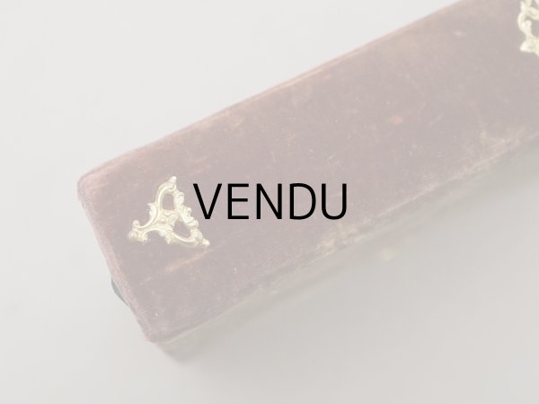 画像6:  アンティーク ミサ典書 ブラウンのベルベット 聖母マリアと幼いキリストのモチーフ付 四葉のクローバーの押し花入り (6)