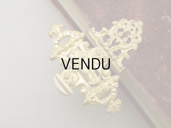 画像7:  アンティーク ミサ典書 ブラウンのベルベット 聖母マリアと幼いキリストのモチーフ付 四葉のクローバーの押し花入り (7)