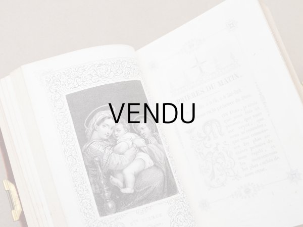 画像13:  アンティーク ミサ典書 ブラウンのベルベット 聖母マリアと幼いキリストのモチーフ付 四葉のクローバーの押し花入り (13)