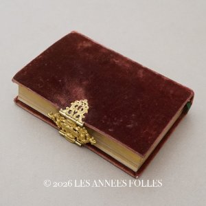 画像:  アンティーク ミサ典書 ブラウンのベルベット 聖母マリアと幼いキリストのモチーフ付 四葉のクローバーの押し花入り