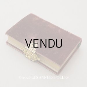 画像:  アンティーク ミサ典書 ブラウンのベルベット 聖母マリアと幼いキリストのモチーフ付 四葉のクローバーの押し花入り