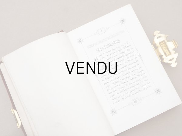 画像12:  アンティーク ミサ典書 ブラウンのベルベット 聖母マリアと幼いキリストのモチーフ付 四葉のクローバーの押し花入り (12)