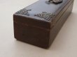 画像10: アンティーク 本革製 グローブボックス ゴールドのシルククッション ダークブラウン 鍵付き ロカイユ装飾 (10)