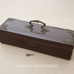 画像: アンティーク 本革製 グローブボックス ゴールドのシルククッション ダークブラウン 鍵付き ロカイユ装飾