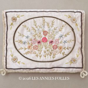 画像: アンティーク シルク製 ポシェット リボン刺繍 ハンキーケース 