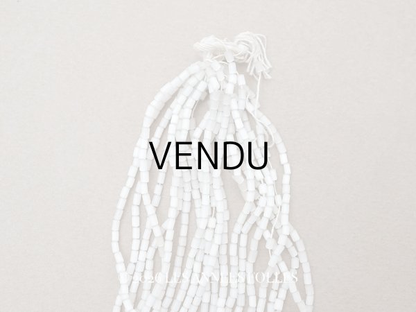 画像1: アンティーク ガラス製 サティネビーズ グレイッシュホワイト 23g 1cm=4粒  (1)