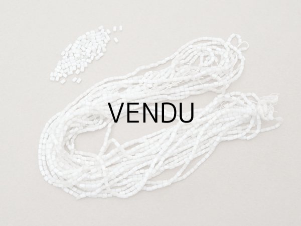 画像2: アンティーク ガラス製 サティネビーズ グレイッシュホワイト 23g 1cm=4粒  (2)