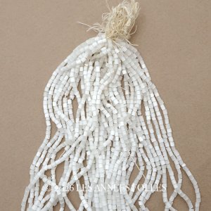 画像: アンティーク ガラス製 サティネビーズ グレイッシュホワイト 1cm=3.5〜4粒 