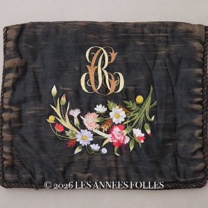画像: 19世紀 アンティーク シルク製 ハンキーケース モノグラム＆花刺繍 黒 ポシェット