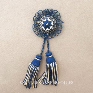 画像: 19世紀末 アンティーク 小さなタッセル ネイビーブルー＆エクリュ ポンポン パスマントリー 