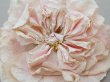 画像2: 1900年頃 アンティーク薔薇の大きな布花 パウダーピンク クウォーターロゼット咲き (2)